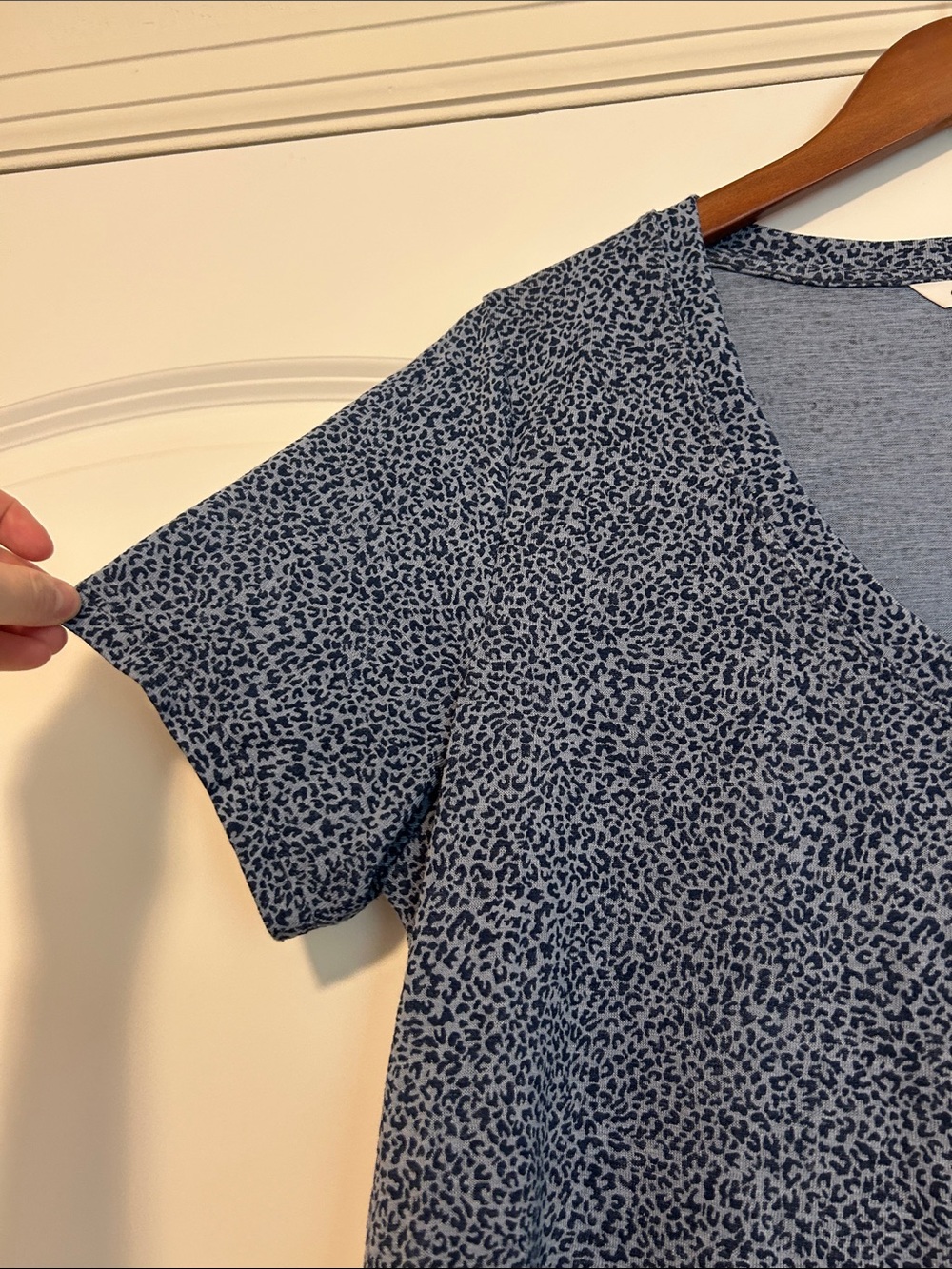 Athleta Blue Animal Print V-Neck Short Sleeve Tee Size Large - Picture 3 of 6